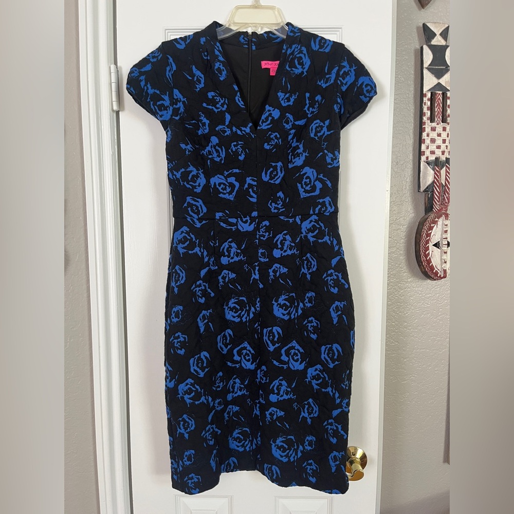 Betsy Johnson body con dress black with blue floral V neck cap sleeve